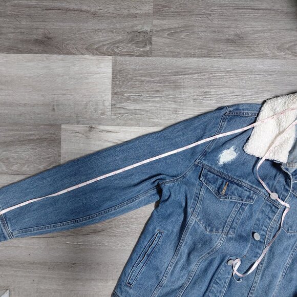 Fleece-Collar Denim Trucker Jacket - Picture 5 of 6